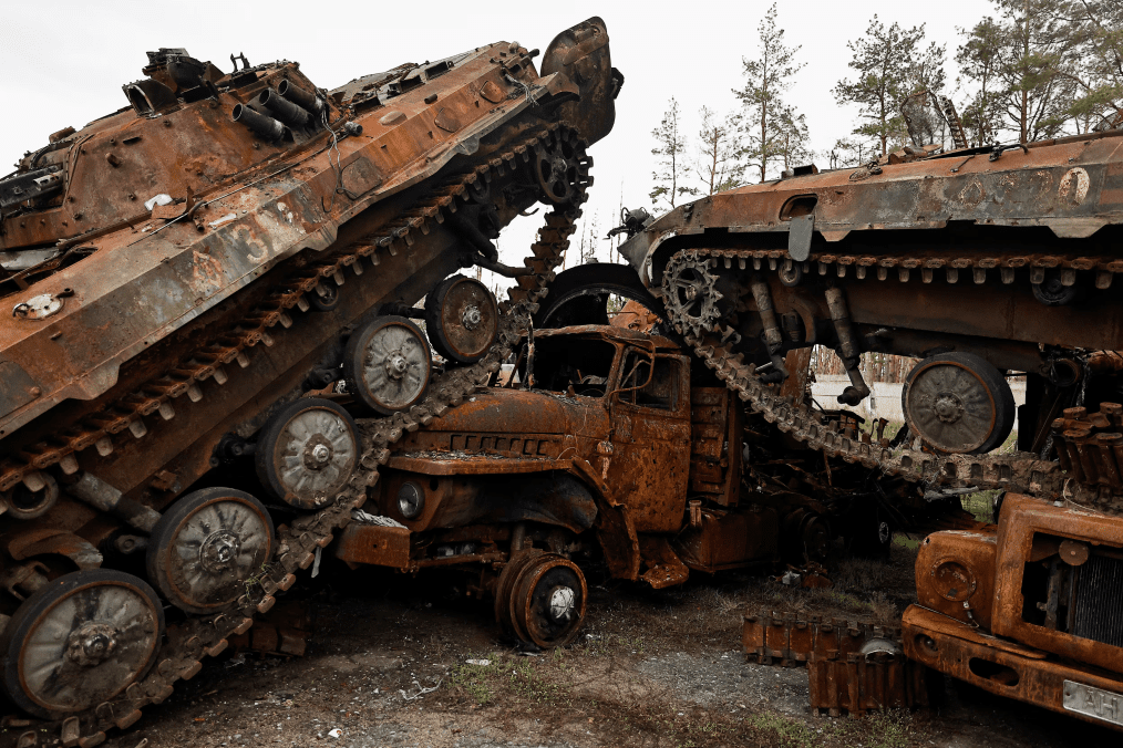 Tanques y vehículos blindados rusos destruidos y abandonados tras la retirada y el cerco de las fuerzas ucranianas en la ciudad de Lyman, región de Donetsk.