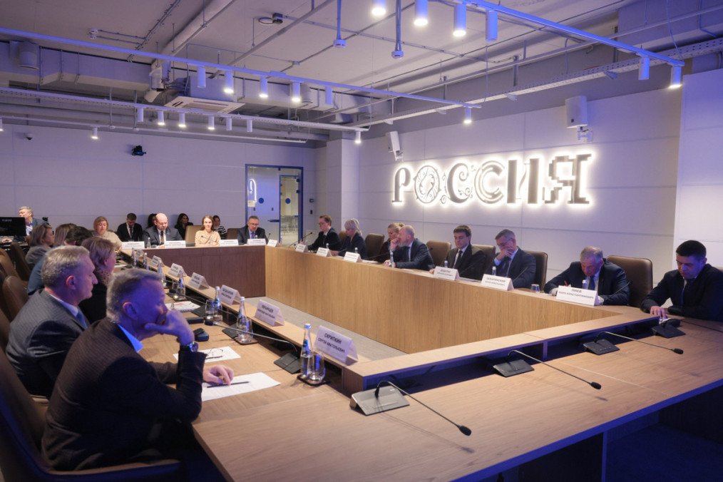 Officials attend a meeting at a regional branch of Russia’s National Center “Russia.” (Source: Russian media)