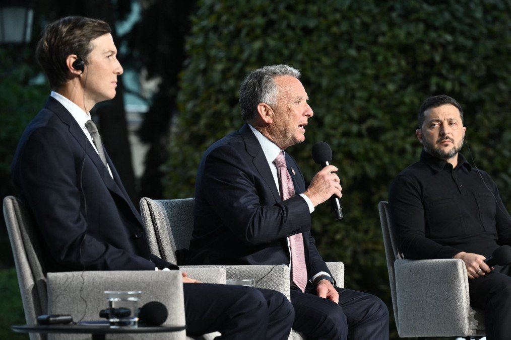 US Will Not Demand Territorial Concessions From Ukraine at Abu Dhabi Talks, FT Reports US Special Envoys Jared Kushner, Steve Witkoff, and Ukrainian President Volodymyr Zelenskyy. (Source: Getty Images)