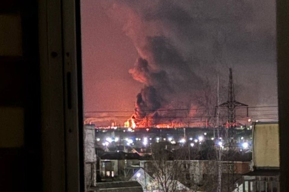 Fire and thick smoke rise over the Slavneft-YANOS oil refinery in Yaroslavl following reported drone strikes, April 26, 2026. (Source: Exilenova+)