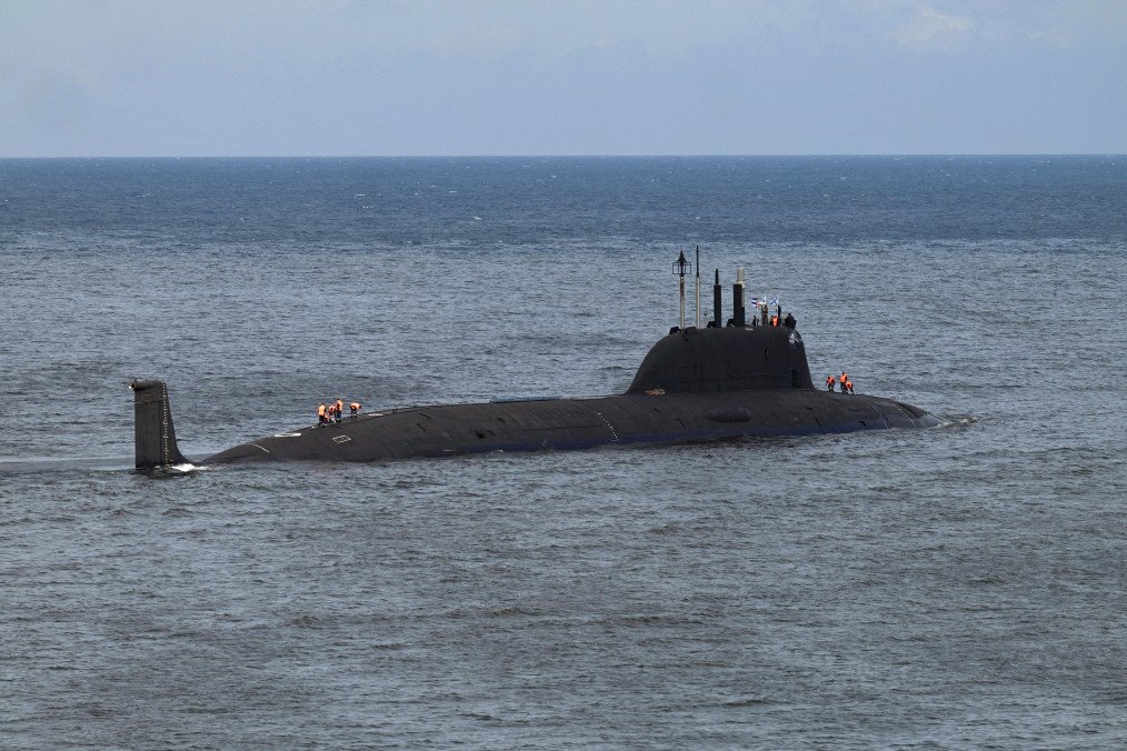 UK and Norway Sign Historic Defence Pact to Track Russian Submarines in North Atlantic The Russian nuclear-powered submarine Kazan, part of the Russian naval detachment visiting Cuba, leaves Havana Harbour on June 17, 2024. Illustrative photo. (Source: Getty Images)
