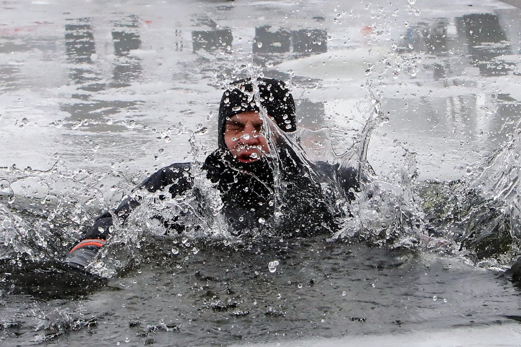 Illustrative image. A rescuer imitates a drowning man as part of a training session, Kyiv region, northern Ukraine, January 17, 2019. (Source: Getty Images) Illustrative image. A rescuer imitates a drowning man as part of a training session, Kyiv region, northern Ukraine, January 17, 2019. (Source: Getty Images)