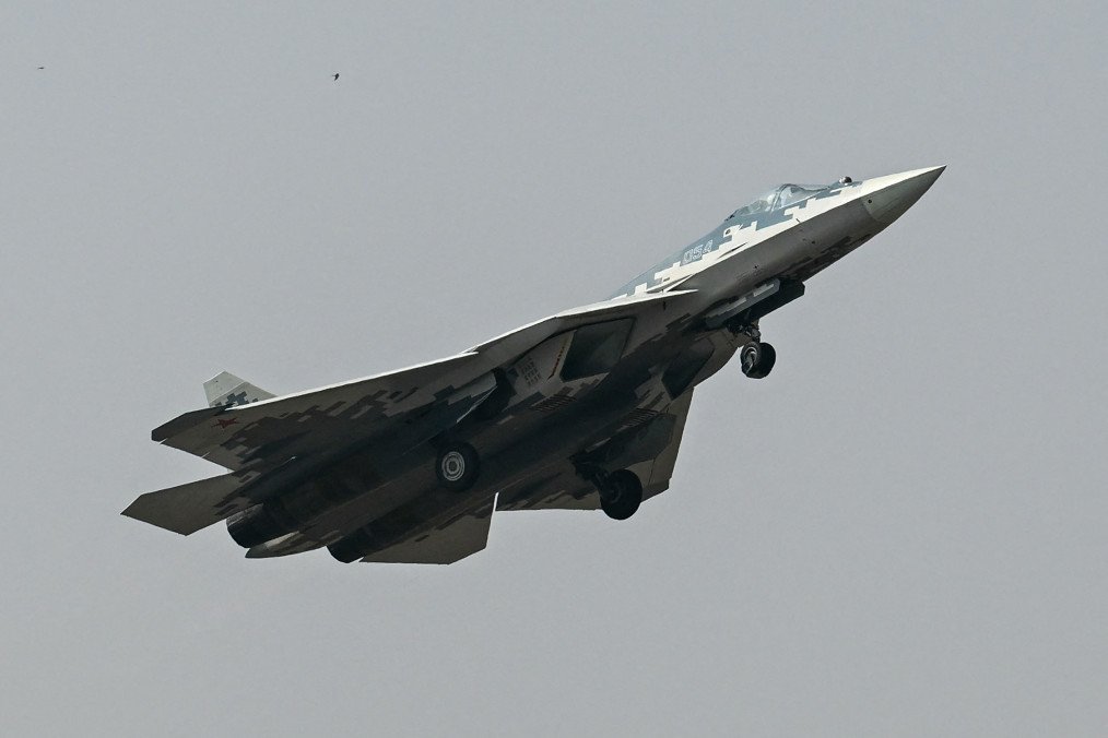 Un caza ruso Sukhoi Su-57 de quinta generación despega durante una exhibición de aviación militar en la Estación Aérea Yelahanka de Bangalore el 10 de febrero de 2025. Foto ilustrativa. (Fuente: Getty Images)