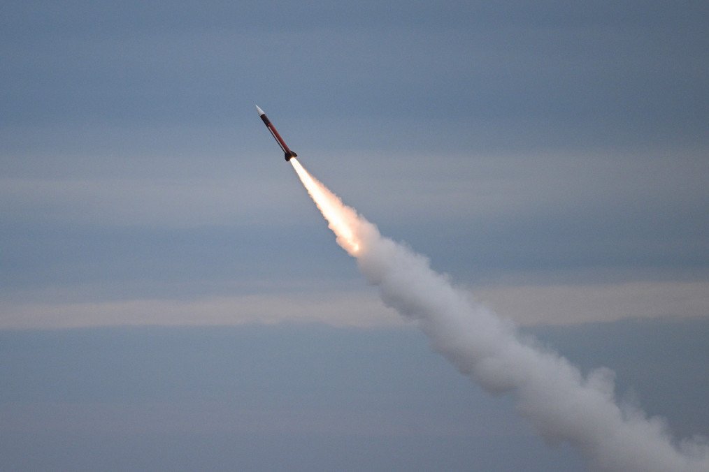 Ukraine to Receive Hundreds of PAC-2 and PAC-3 Missiles in Major Air Defense Boost A PAC-2 ATM missile launched from a Patriot rocket launcher of the Romanian army flies through the sky during an army drill at the Capu Midia military shooting range next to the Black Sea November 15, 2023. Illustrative photo. (Source: Getty Images)