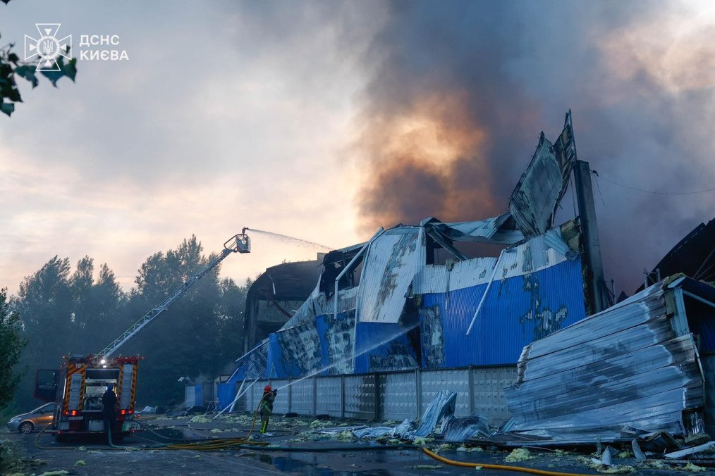 Destrucción en Kyiv Restos destruidos y escombros de un almacén en la ciudad de Kyiv tras ser impactado directamente por un ataque con misiles rusos.