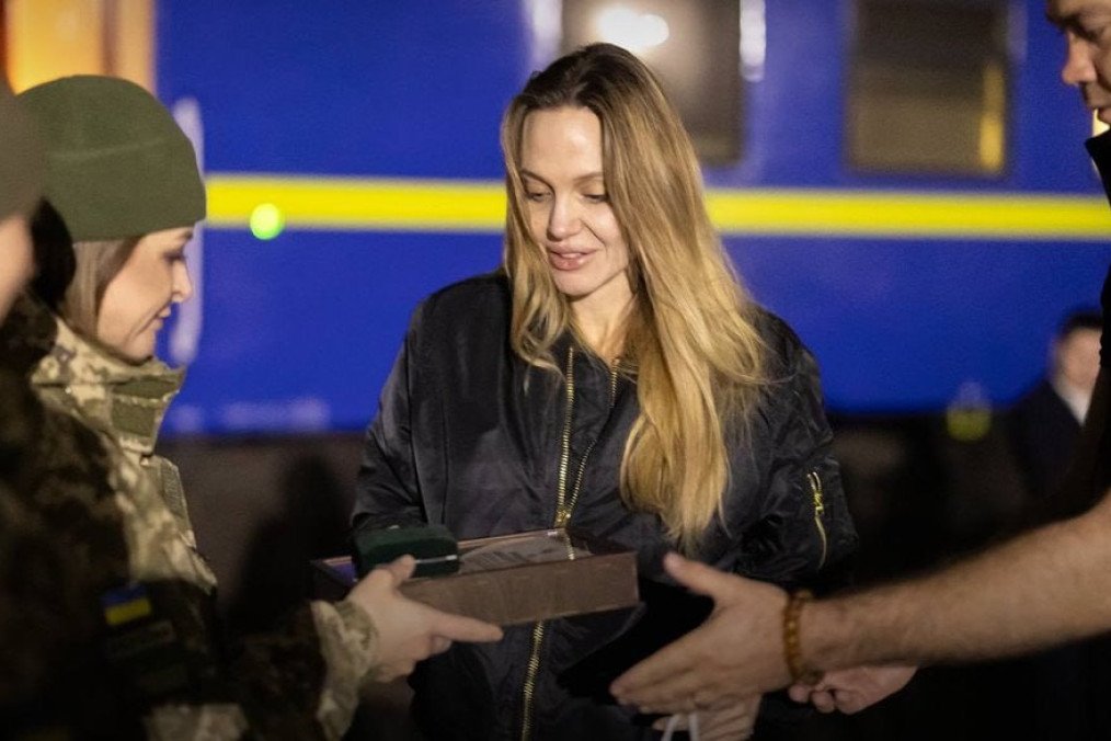Angelina Jolie was presented with gifts from the State Border Guard Service of Ukraine. (Source: Press Service of the State Border Guard Service of Ukraine)