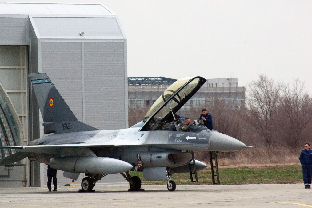 Ukrainian Pilots Began F-16 Training in Romania, Defense Minister Umierov Says