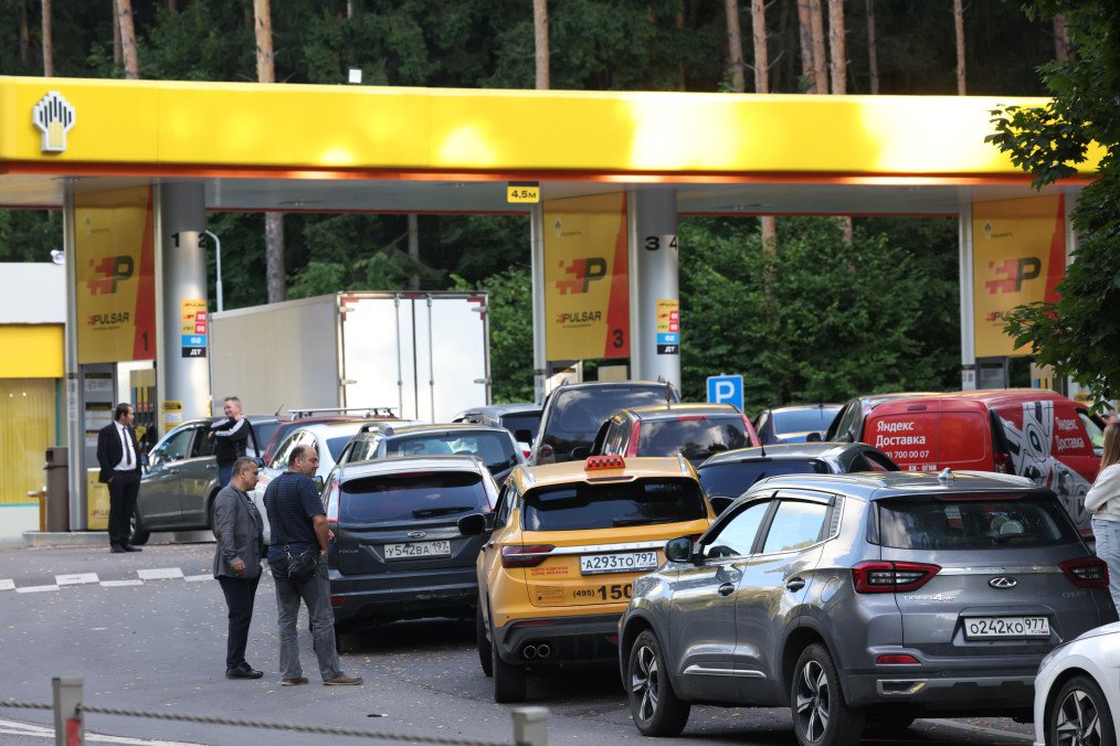 Cars wait in line for a fuel truck to arrive at a Rosneft gas station when only diesel fuel is on sale, on August 21, 2026, in Dedovsk, Russia.