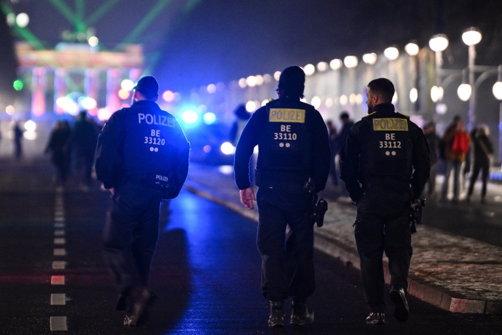 Police officers patrol the "WeAreBerlin" New Year's Eve party on Straße des 17. Juni in Berlin, December 31, 2025. Illustrative photo. (Photo: Getty Images)
