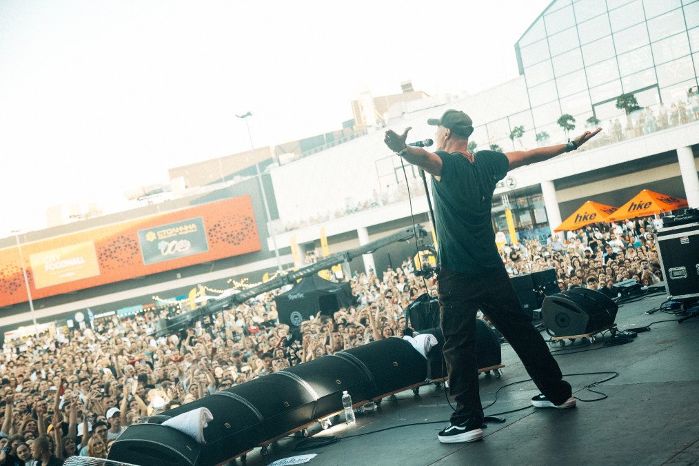 El músico y vocalista ucraniano del grupo BoomBox, Andrii Khlyvnyuk, actúa durante el festival de música ATLAS UNITED 2024 el 19 de julio de 2024 en Kyiv, Ucrania. (Fuente: Getty Images)