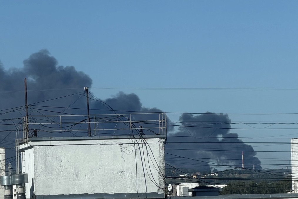 Black smoke rises over an industrial area following Ukrainian drone strike on the Slavneft-YANOS oil refinery in Yaroslavl, Russia, on August 28, 2026. (Source: Special Kherson Cat/X)