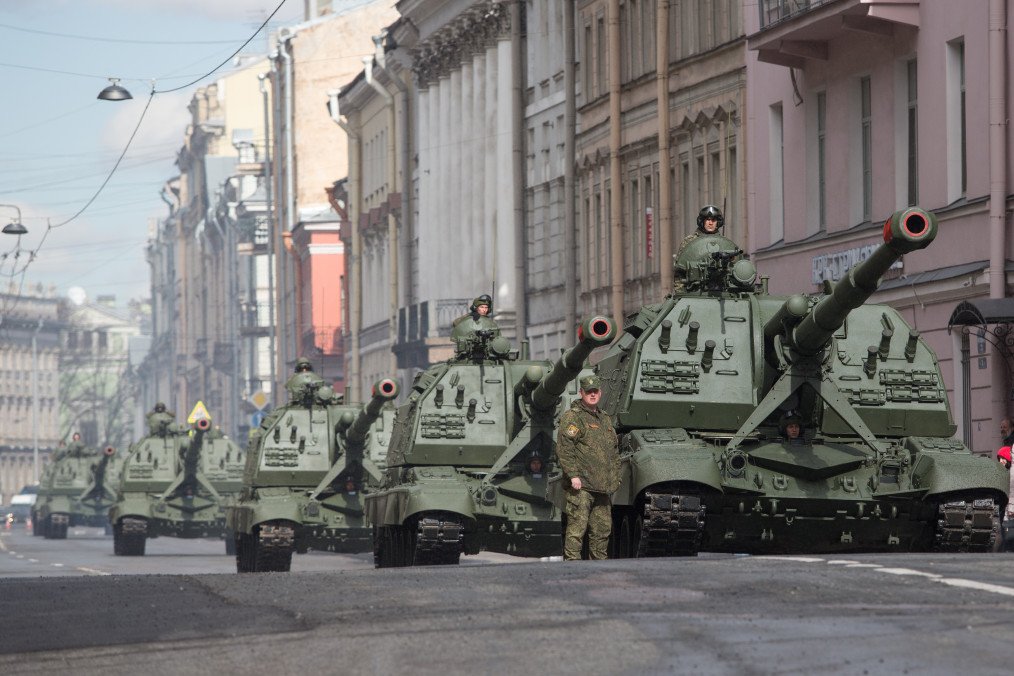 Russian 2S19 Msta-S self-propelled artillery systems during a Victory Day parade rehearsal in St. Petersburg, Russia, April 2017. (Source: Getty Images)