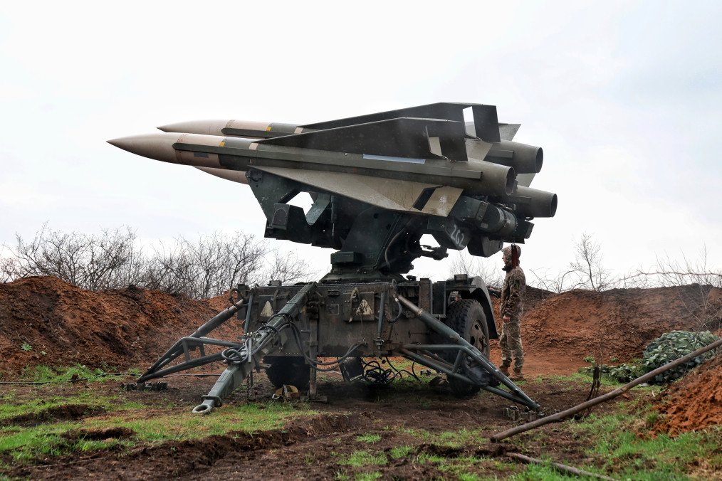 A serviceman of the 208th Kherson Anti-Aircraft Missile Brigade stands on combat duty near a launcher of the MIM-23 Hawk surface-to-air missile system in the Mykolaiv region, Ukraine, on March 30, 2026. Illustrative photo. (Source: Getty Images)