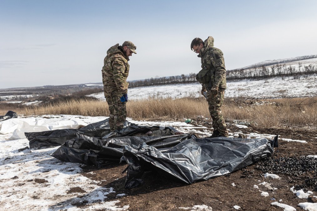 Voluntarios de Ucrania trasladan restos de militares rusos para su identificación y repatriación en la región de Donetsk