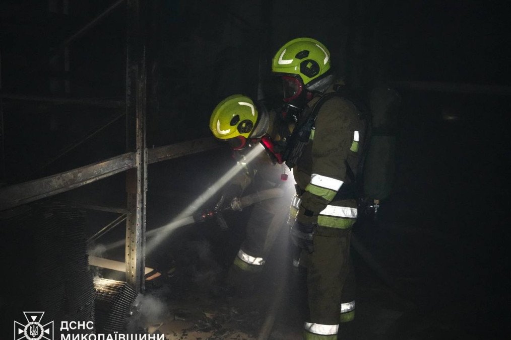 Bomberos del Servicio Estatal de Emergencias de la región de Mykolaiv extinguen un incendio tras un ataque nocturno con drones el 3 de noviembre de 2025. (Fuente: SES)