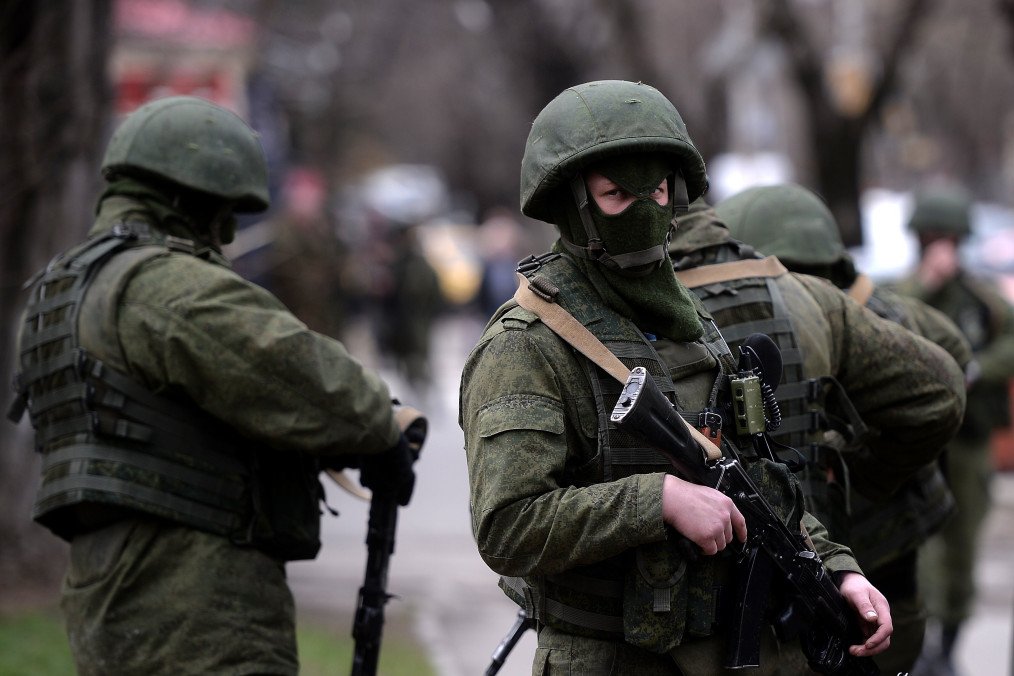 Russian soldiers patrol outside the navy headquarters in Simferopol on March 19, 2014. Illustrative photo. (Source: Getty Images)