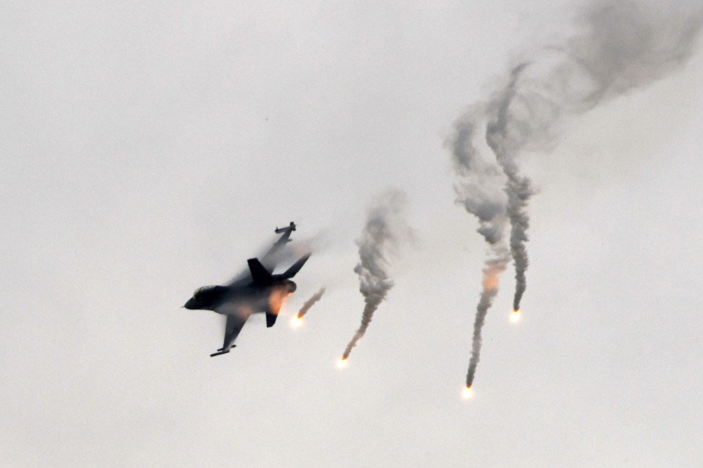 An F-16 fighter releases flares during the Han Kuang drill at the Ching Chuan Kang (CCK) air force base in Taichung, June 7, 2018. (Source: Getty Images)
