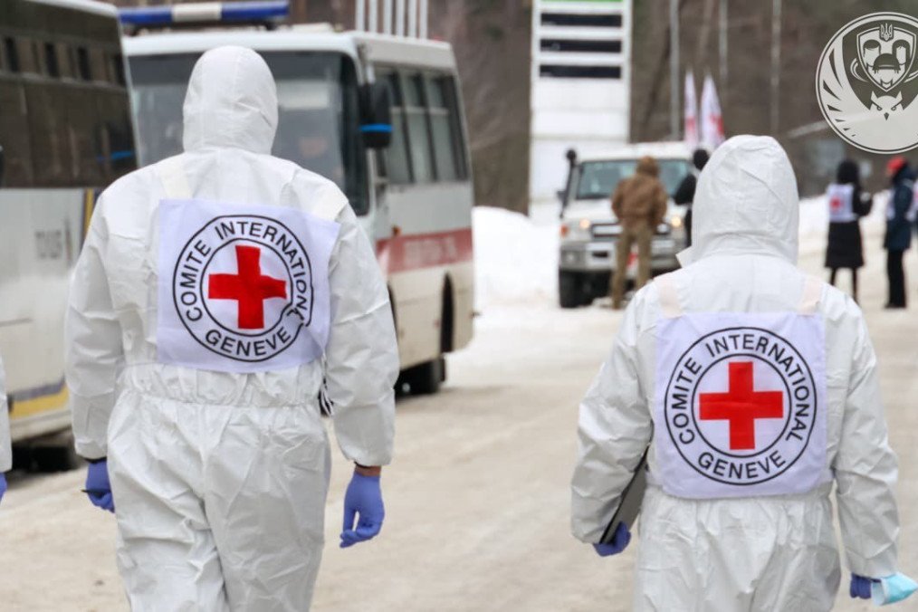 Red Cross personnel arriving to assist in the repatriation process of fallen soldiers. (Source: Coordination Headquarters for the Treatment of Prisoners of War)