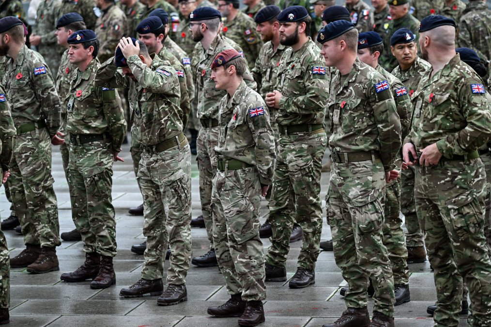Can Britain Fight a Long War? Experts Warn UK’s Military Isn’t Ready for Prolonged Conflict British soldiers serving in the Kosovo Force take part in a wreath laying ceremony as part of the Remembrance Sunday Commemoration in Pristina, on November 9, 2025. Illustrative photo. (Source: Getty Images)