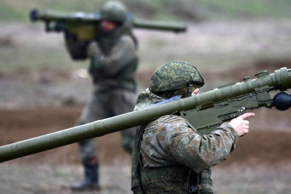 Russian soldiers carry 9K333 Verba man-portable air defense systems during a field exercise. (Photo: Open source)