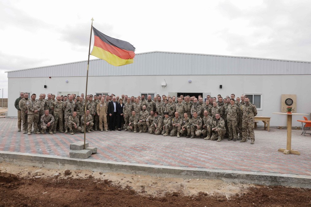 German President, Frank-Walter Steinmeier (C), and his wife Elke Buedenbender, pose for a group picture with German troops during a visit to al-Azraq air base in Azraq, Jordan, 29 January 2018. (Source: Getty Images)