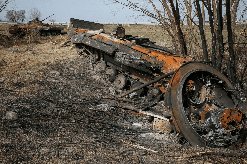 Vehículos blindados rusos destruidos en la región de Kyiv tras combates con fuerzas ucranianas durante la guerra entre Rusia y Ucrania