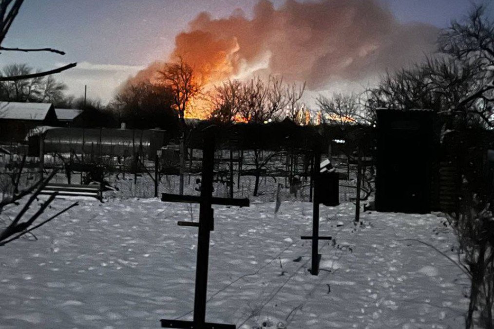A fire at a Russian fuel storage facility in Ilsky, following a drone attack. (Source: Exilenova+)