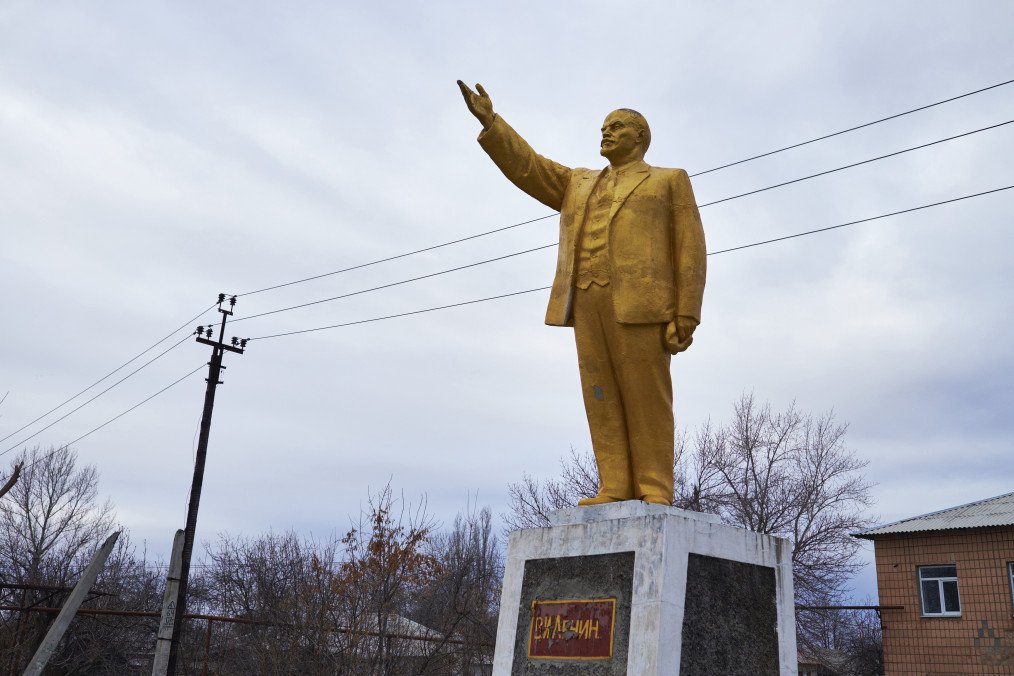 Monument of Lenin painted in gold in a village on the outskirts of Luhansk on December 28, 2015. (Source: Getty Images)