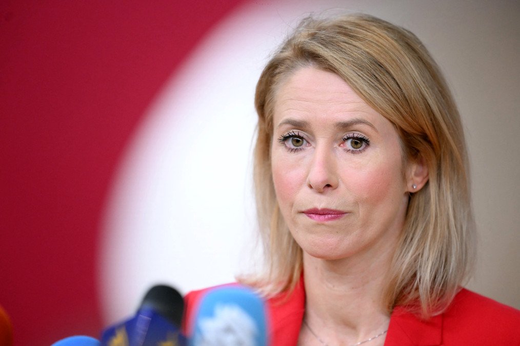 La Alta Representante de la UE y Vicepresidenta de Asuntos Exteriores y Política de Seguridad, Kaja Kallas, habla con la prensa a su llegada a una reunión del Consejo Europeo en Bruselas el 23 de octubre de 2025. (Fuente: Getty Images)