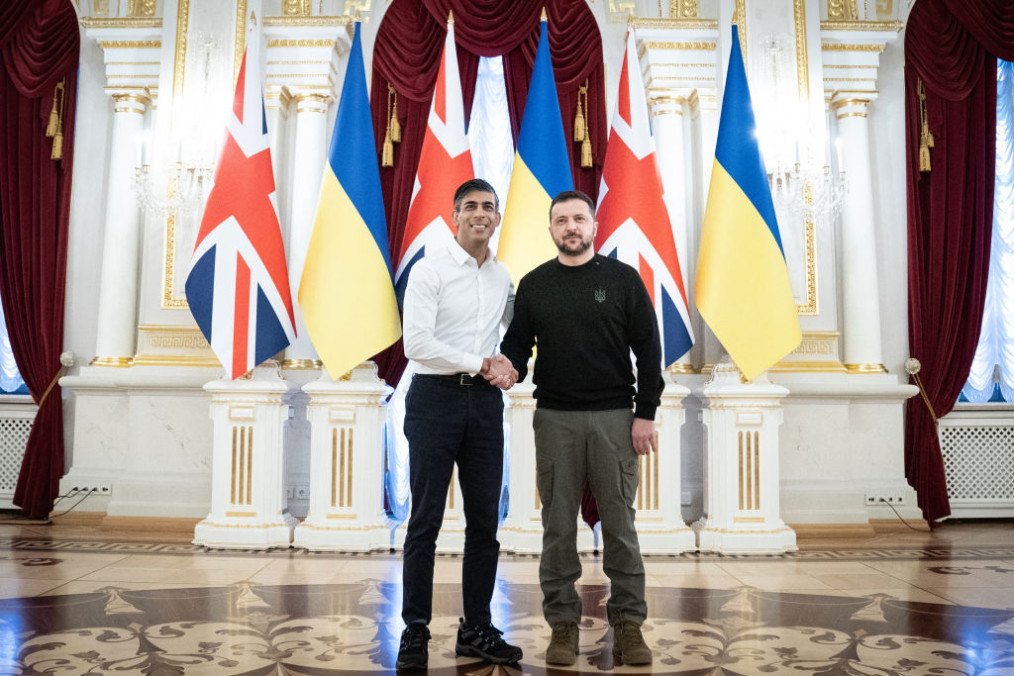 Ukrainian President Volodymyr Zelenskyy shakes hands with Former Britain’s Prime Minister Rishi Sunak (L) during a meeting at the Presidential Palace in Kyiv on January 12, 2024. (Source: Getty Images)