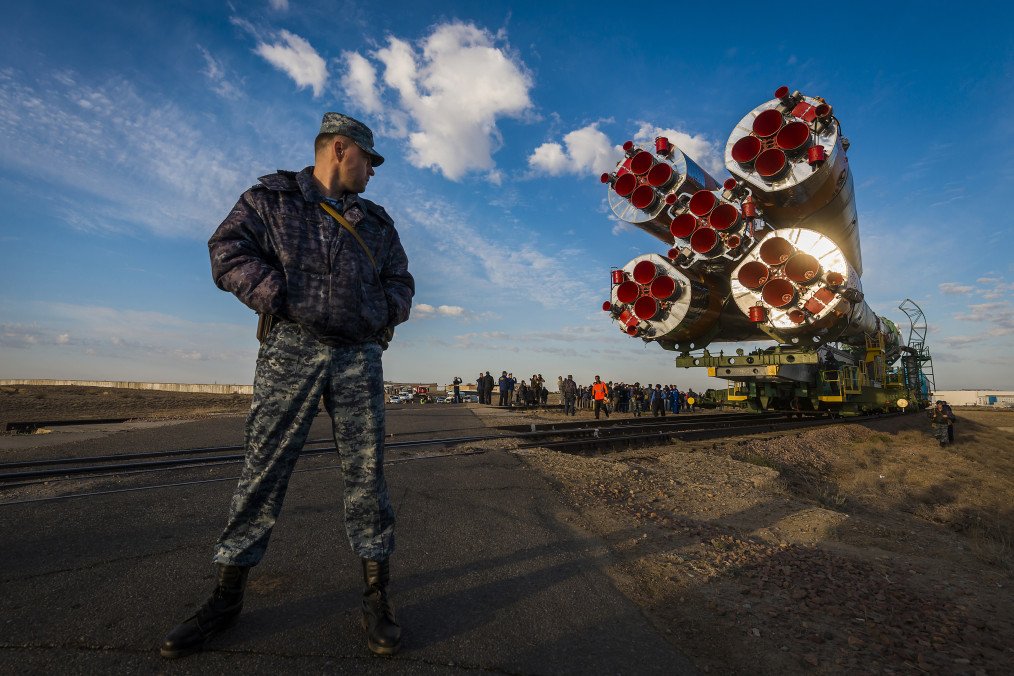 Russian soldier stands guard as a Soyuz rocket is rolled out for launch at Baikonur Cosmodrome, Kazakhstan, September 23, 2014. Illustrative photo. (Source: Getty Images)