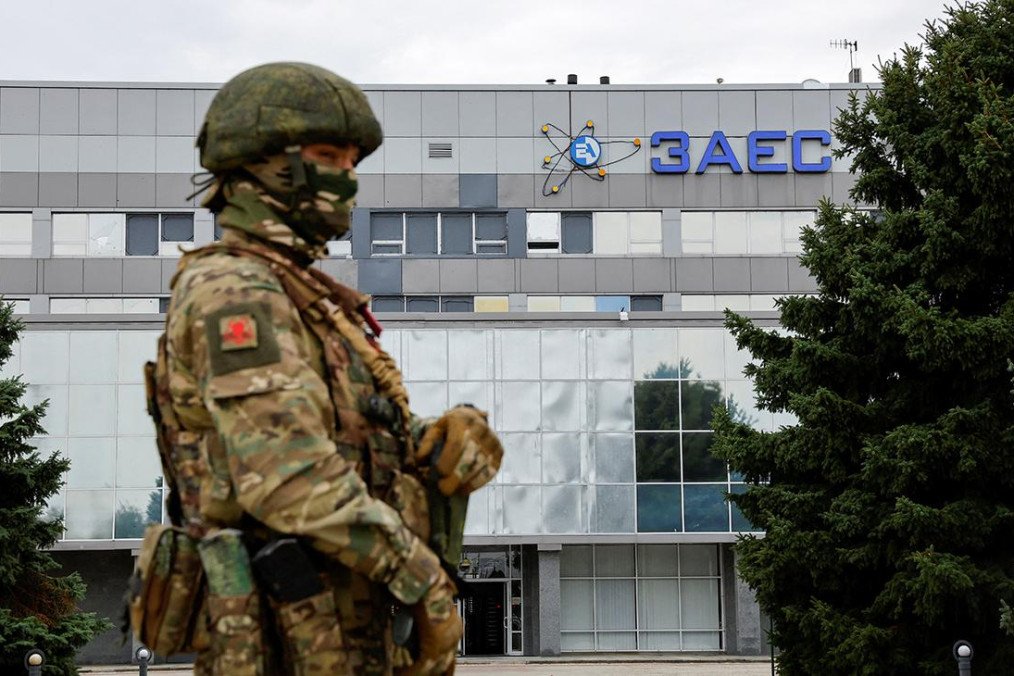 A Russian serviceman stands guard outside the Zaporizhzhia Nuclear Power Plant in occupied Enerhodar. (Photo: open source)