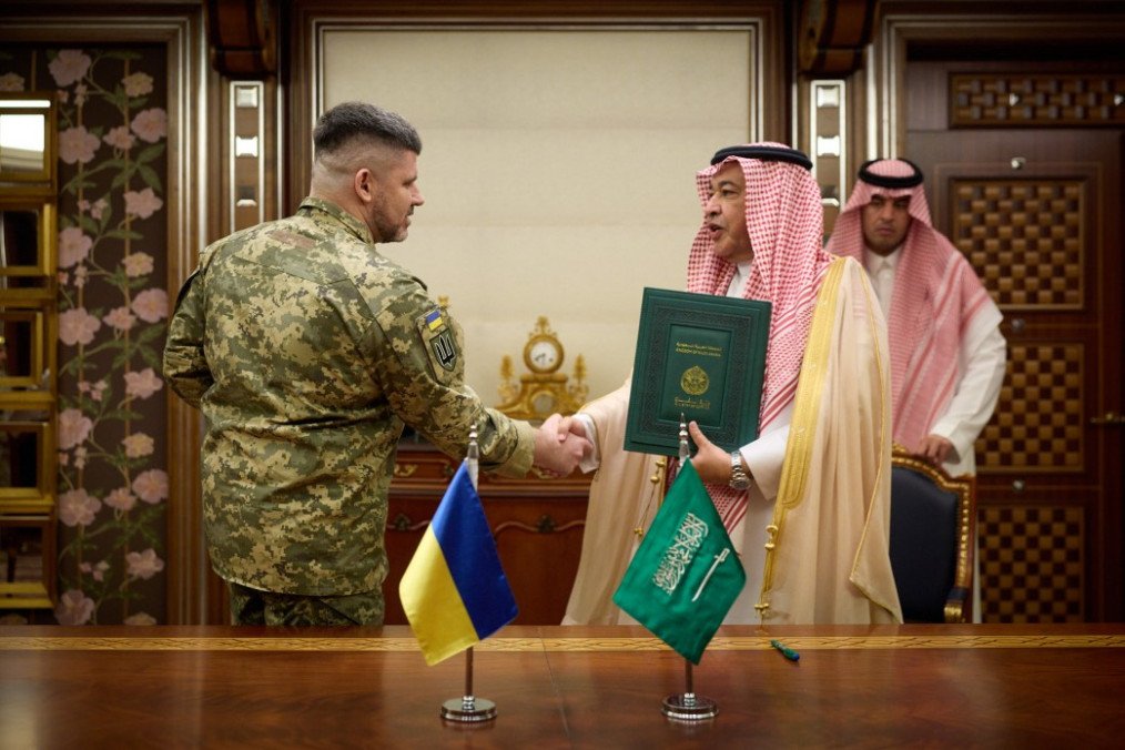 Ukrainian representative shaking hands with his Saudi Arabian colleague after signing a defense cooperation agreement, March 27, 2026. (Source: Ukrainian President’s press service)