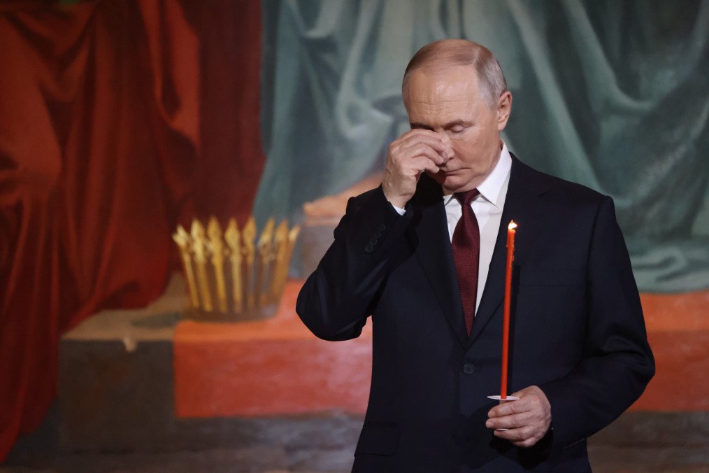 El líder ruso Vladimir Putin se santigua durante la celebración de la Pascua ortodoxa en la Catedral de Cristo Salvador, la madrugada del 20 de abril de 2025, en Moscú, Rusia. (Fuente: Getty Images)