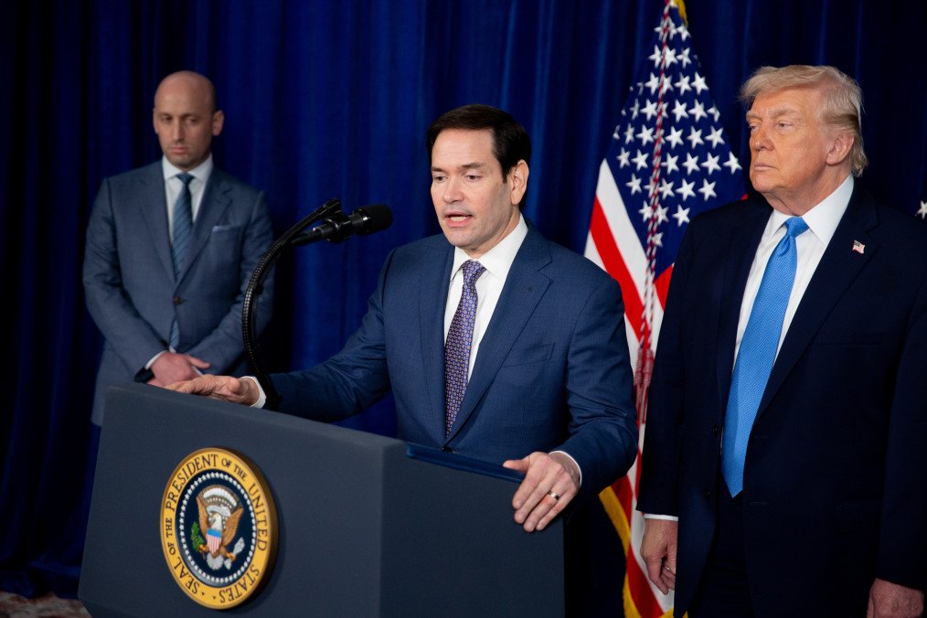 Marco Rubio, Secretario de Estado de EE. UU., habla durante una conferencia de prensa en el Club Mar-a-Lago en Palm Beach, Florida, EE. UU., el 3 de enero de 2026. (Fuente: Getty Images)