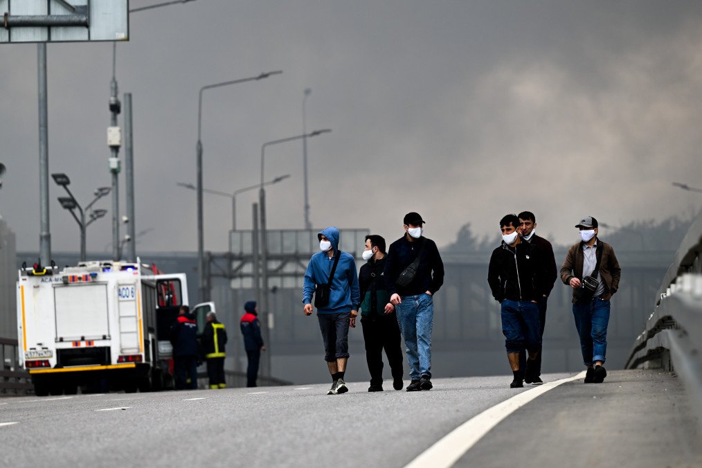 Black smoke rises from the refinery where a fire broke out following a strike as firefighting efforts continue in Moscow, Russia, on June 18, 2026. Illustrative photo. ( Black smoke rises from the refinery where a fire broke out following a strike as firefighting efforts continue in Moscow, Russia, on June 18, 2026. Illustrative photo. (