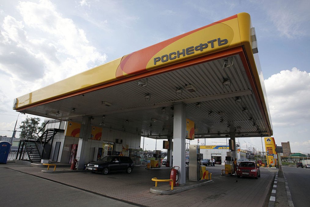 A gas station operated by OAO Rosneft, Russia’s biggest oil producer, in Moscow, Russia, on Sunday, May 20, 2012. (Source: Getty Images) A gas station operated by OAO Rosneft, Russia’s biggest oil producer, in Moscow, Russia, on Sunday, May 20, 2012. (Source: Getty Images)