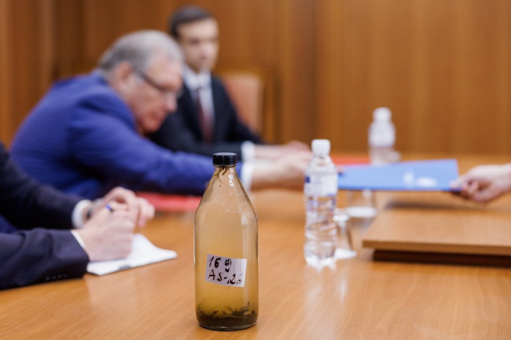 Bottle containing contaminated water from the Dniester River placed on the table during a meeting between Moldovan officials and Russia’s ambassador in Chișinău. (Source: Moldova’s Ministry of Foreign Affairs)
