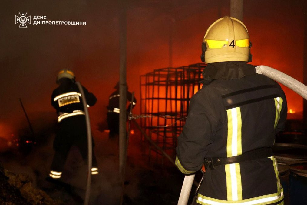 Ukrainian rescuers at the place of the Russian airstrike in the Dnipropetrovsk region, May 6, 2026. (Source: SES)