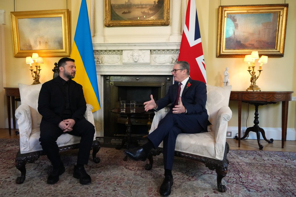 UK Prime Minister Keir Starmer speaks with Ukraine’s President Volodymyr Zelenskyy, ahead of the “Coalition Of The Willing Meeting” at 10 Downing Street on October 24, 2025, in London, England. (Source: Getty Images)