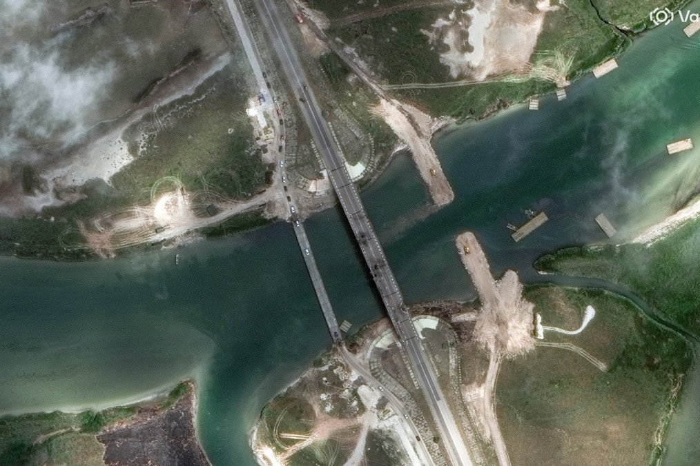 Satellite image showing a damaged bridge near Henichesk, a temporary pontoon crossing, and ongoing construction of a new Russian causeway intended to maintain logistics routes between occupied Kherson region and Crimea. (Source: Vantor / George Barros)