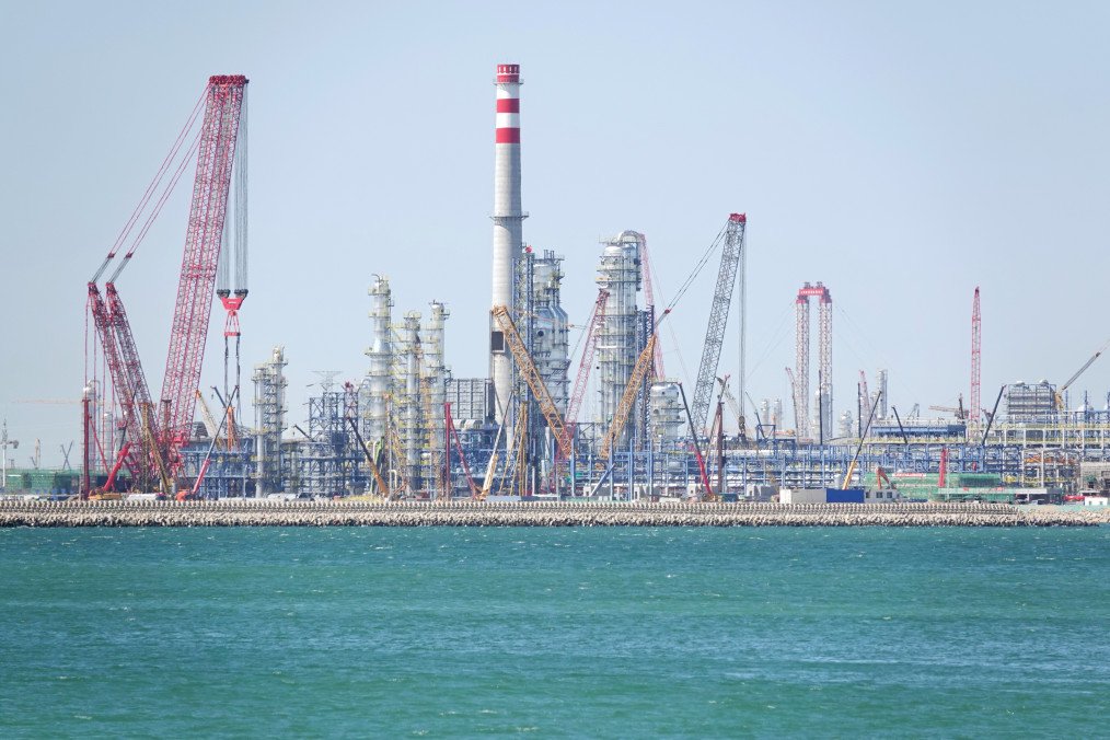 Construction underway at Yulong Island Refinery, China’s newest petrochemical hub in Shandong province. (Source: Getty Images)
