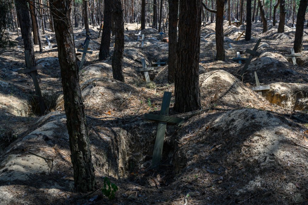 Ukrainian Authorities Investigate Deaths of 22 Unidentified Victims in Izium Mass Grave