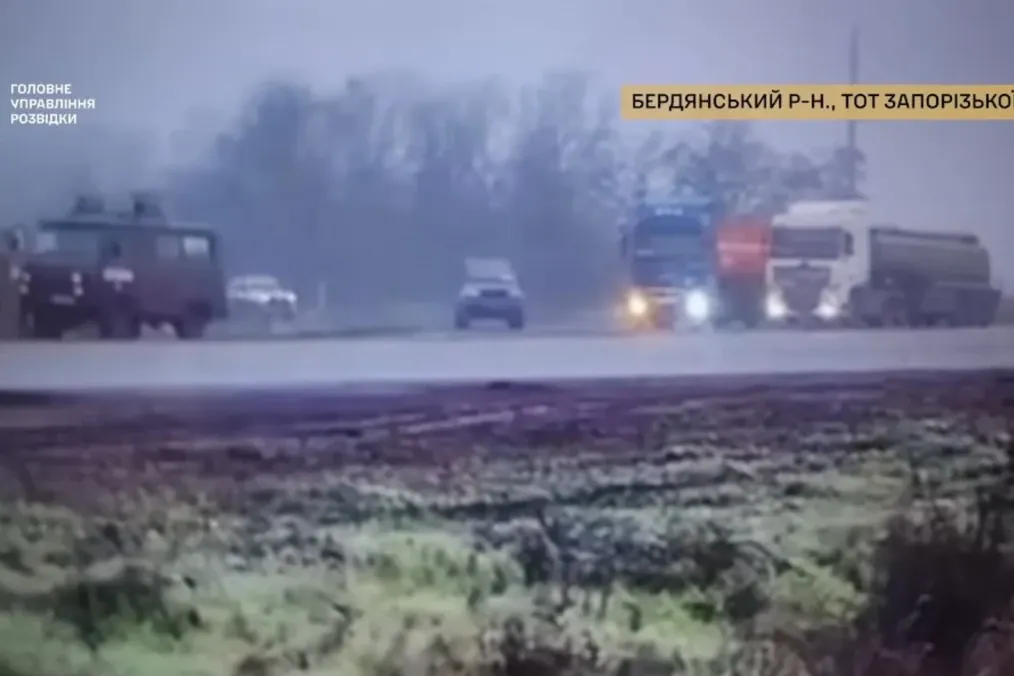 La inteligencia ucraniana captura un convoy de camiones, incluidos presuntos camiones cisterna de combustible, cerca de Berdyansk, en la región ocupada de Zaporizhzhia, en noviembre de 2025. (Fuente: HUR)