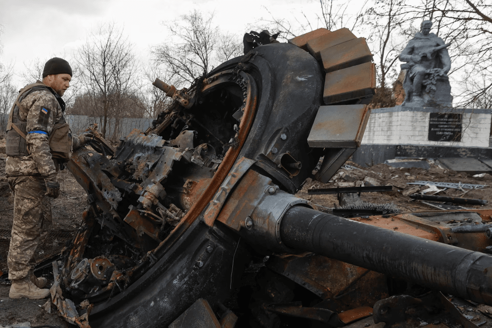 Tanque ruso T-72 destruido en Ucrania durante la invasión en la región de Kyiv soldado ucraniano inspecciona tanque ruso T-72 destruido en Lukianivka región Kyiv Ucrania marzo 2022 restos vehículo blindado invasión rusa inicio guerra Ucrania combate fuerzas ucranianas recuperación territorio equipo militar ruso destruido