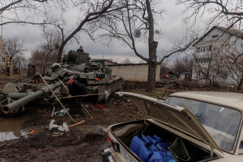 Tanque ruso abandonado tras combates en Ucrania Hombre junto a tanque ruso abandonado en Trostyanets tras retirada de tropas rusas