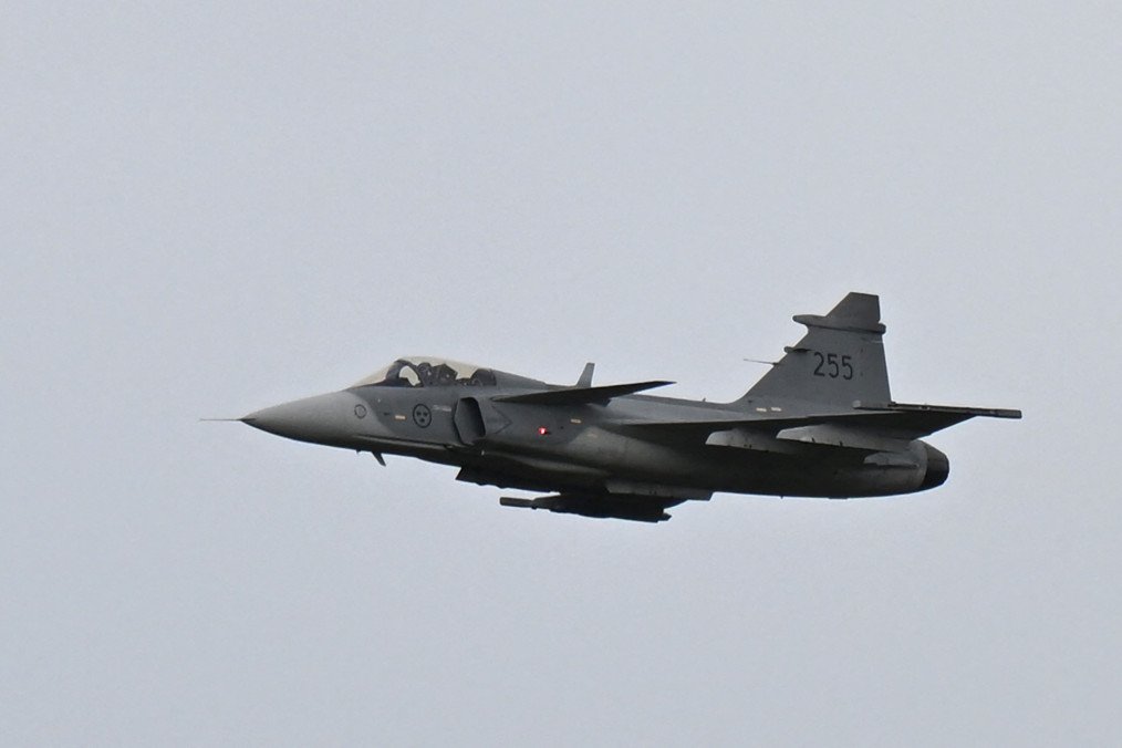 A Saab Gripen E fighter performs a demonstration flight over Linköping Airport during President Volodymyr Zelenskyy’s visit to Sweden on October 22, 2025. (Source: Getty Images)