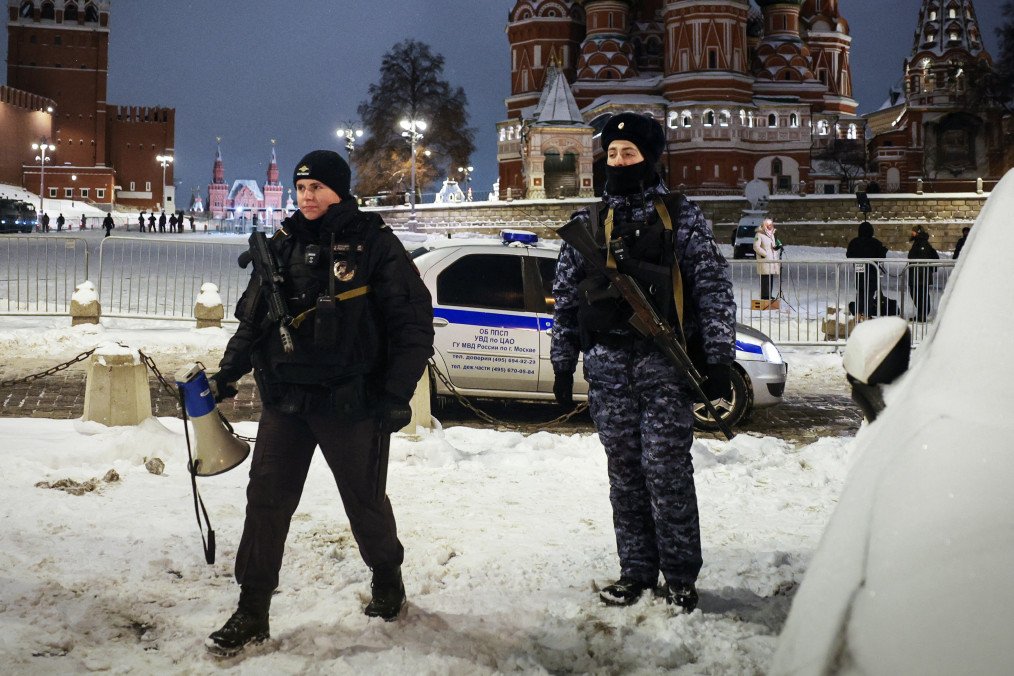 Law enforcement officers guard the closed Red Square during the New Year's Eve celebrations in Moscow on December 31, 2025. (Photo: Getty Images)