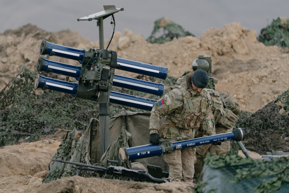 British army soldiers prepare a Lightweight Multi-Role (LMM) missile system during the Steadfast Dart 25 exercise, part of the NATO Allied Reaction Force (ARF) training in Smardan, Romania, on February 19, 2025. (Source: Getty Images)