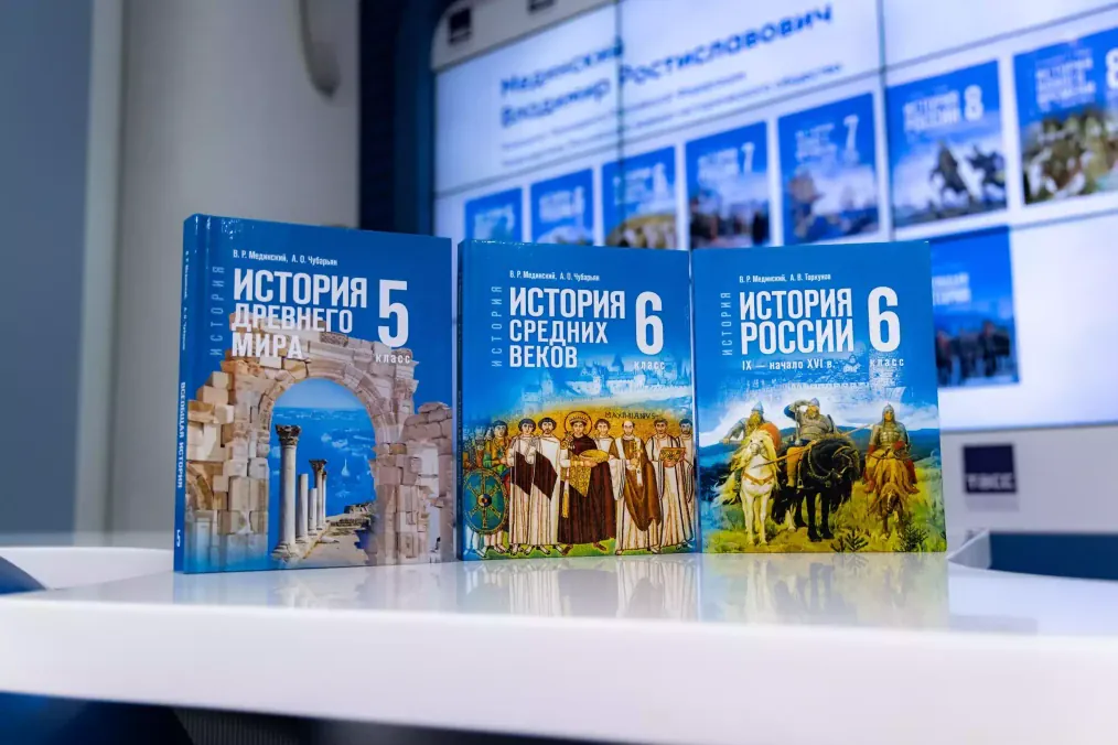 Russia Expands School History Hours by 50%, Replacing “Western” Curriculum With State Version Russia Expands School History Hours by 50%, Replacing “Western” Curriculum With State Version